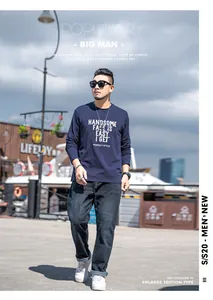 Asiatisches männliches Model trägt marineblaues Grafik-Langarm-T-Shirt und Jeans