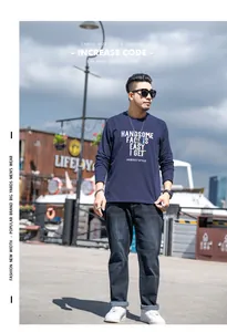 Ganzkörper-Streetstyle-Ansicht eines Mannes in einem dunkelblauen Langarm-T-Shirt und Jeans.