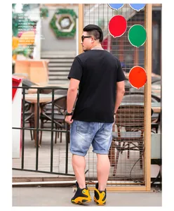 Vista trasera de un hombre con una camiseta negra casual y pantalones cortos de jean.