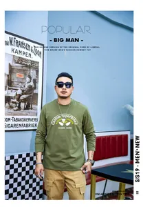 Asiatisches Model in olivgrünem Longshirt in Übergröße mit Vintage-Buchstabendruck-Design