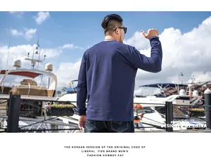 Rückansicht eines Mannes in einem dunkelblauen modischen Langarm-T-Shirt im Freien