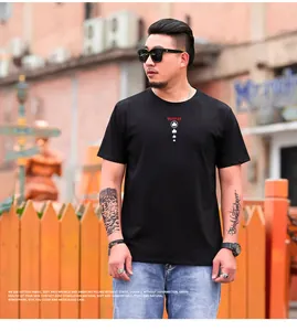 Primer plano de una camiseta negra holgada para hombre de talla grande con estampado