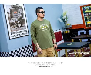 Lifestyle-Foto eines asiatischen Mannes in einem grünen langärmeligen T-Shirt mit Print