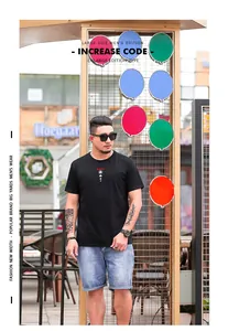 Vista detallada de un modelo con camiseta negra estampada de talla grande y pantalones