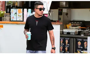 Detalle de cerca de una camiseta negra oversize de moda con un gráfico en el pecho