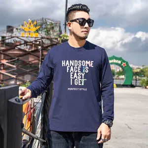 Stylisches dunkelblaues Langarm-T-Shirt für Herren mit weißem Buchstabendruck-Design