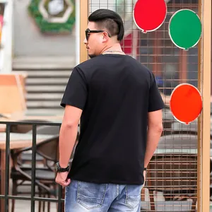 Vista trasera de una camiseta negra de algodón para hombre de talla grande, ajuste holgado