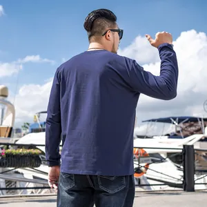 Rückansicht eines locker sitzenden marineblauen Langarm-T-Shirts für Herren in Übergröße