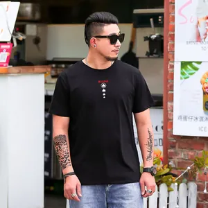 Camiseta negra de talla grande para hombre con estampado moderno y ajuste holgado cómodo