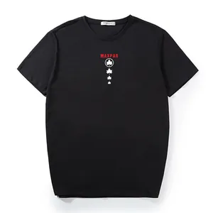 Camiseta negra de moda para hombre de talla grande con estampado MAXPAR rojo y hojas de arce.