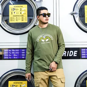Modisches Herren Langarmshirt in Olivgrün mit Vintage-Buchstabendruck, lockere Passform