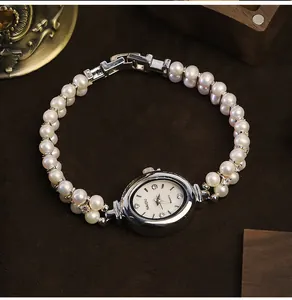 Dettaglio ravvicinato di orologio a bracciale in perle naturali con zirconi