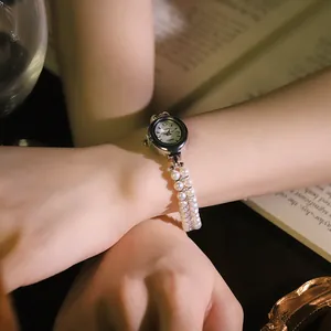 Elegante orologio bracciale con perle e zirconi e quadrante tondo argento minimalista