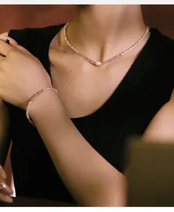 Nahaufnahme von Halskette und Armband aus Naturperlen und Mondstein an einem Modell