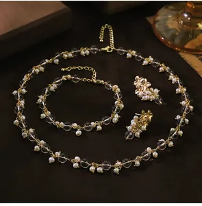 Elegante set di gioielli con collana di perle, bracciale e orecchini a fiore in vetro