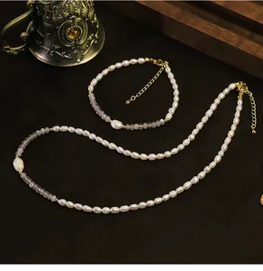 Detaillierte Ansicht des eleganten Sets aus Naturperlen und Mondstein-Schmuckstücken