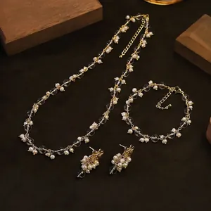 Elegante set di gioielli con perle naturali e vetro con collana bracciale e orecchini