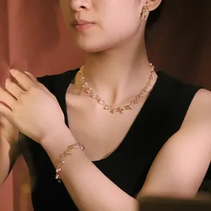 Elegante set di gioielli in perle e vetro con collana bracciale e orecchini fatti a mano