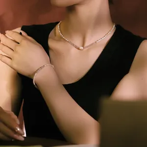 Elegantes Schmuckset aus natürlichen Perlen und Mondsteinen, Halskette und Armband