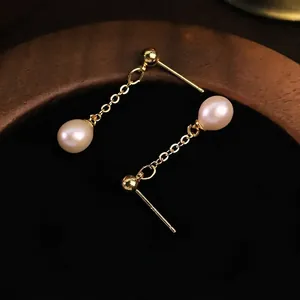 Eleganti orecchini a perno in catena d'oro con perle naturali d'acqua dolce.