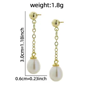 Eleganti orecchini pendenti con perle d'acqua dolce naturali e catena color oro lucido