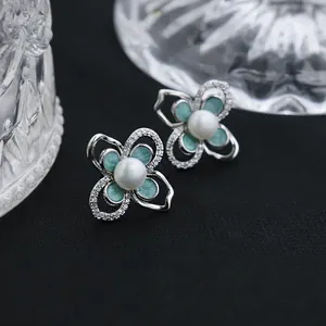 Eleganti orecchini a fiore a quattro petali in argento S925 con perla naturale e smalto