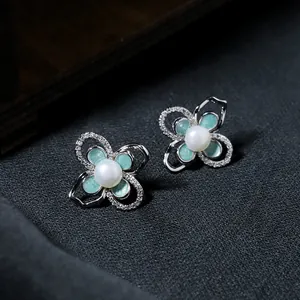 Eleganti orecchini a lobo a fiore in argento s925 con perla naturale e smalto verde