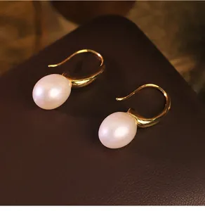 Orecchini pendenti con perle d'acqua dolce e ganci dorati per uno stile lusso classico