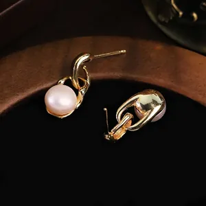 Eleganti orecchini a perno a catena dorati con perle naturali d'acqua dolce