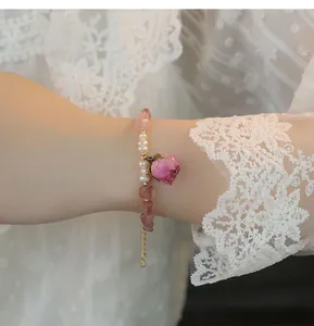 Pulsera artesanal de cuarzo fresa y perlas con colgante de rosa preservada romántica