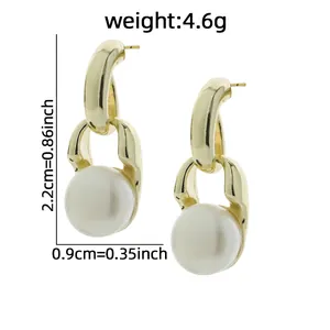 Eleganti orecchini a catena dorata con perle naturali e dimensioni indicate