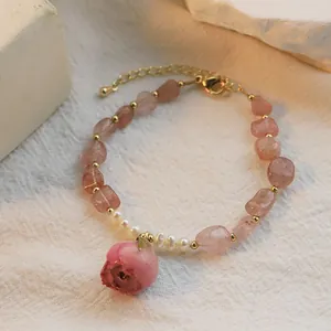 Pulsera artesanal de cuarzo fresa y perlas con colgante de rosa preservada rosa