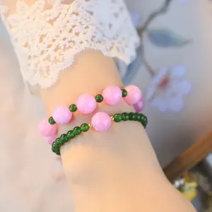 Elegantes Armband-Set aus Kunzit und grünen Kristallperlen mit weißem Spitzenärmel