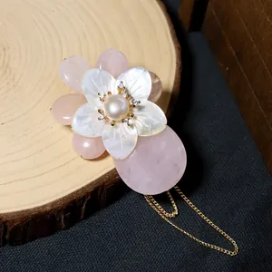 Eleganter rosa Blumen-Brosche mit echten Muschel-Blütenblättern und Perlen-Quaste