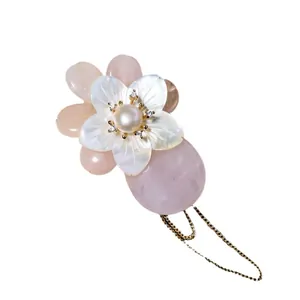 Elegante Brosche mit natürlichen Muschelblüten, rosa Steinen, Perlenmitte und Goldquastenkette