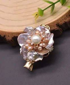 Dettaglio di una molletta per capelli a fiore di perle fatta a mano in oro antico