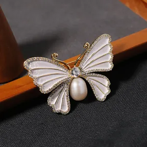 Luxe Natuurlijke Zoetwaterparel Vlinder Broche Mode Wit Parelmoer Legering Strass Corsage Pak Speld Sieraden Voor Vrouwen