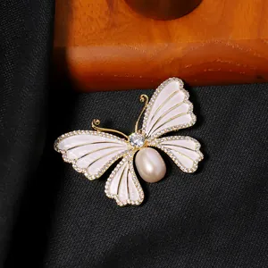 Elegante vlinderbroche met parelmoer en natuurlijke zoetwaterparel voor kostuums en jurken