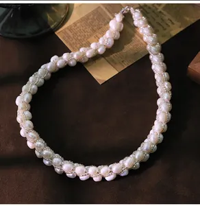 Elegante ketting met roze natuurlijke parels en glazen kralen in een gedraaid ontwerp