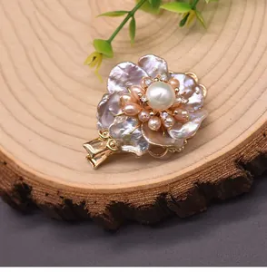 Primo piano della clip per capelli a fiore con perle naturali su base di legno