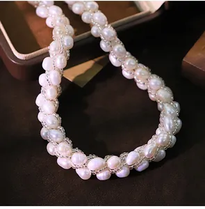 Detailopname van een elegante witte natuurlijke parelketting met fijne glaskralen.