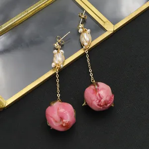 Orecchini a pendente in argento 925 con perle e boccioli di rosa in resina rosa