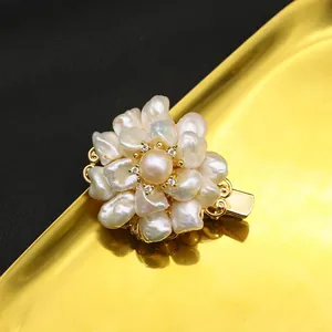 Elegante molletta per capelli a fiore con perle d'acqua dolce e finitura dorata per donna