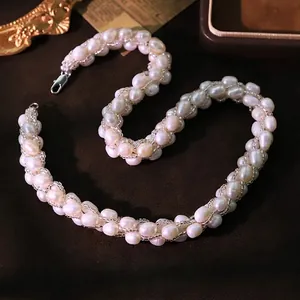 Elegante ketting van natuurlijke witte parels en glaskralen in luxe stijl voor dames