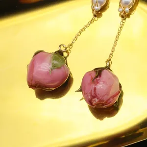 Orecchini pendenti in argento 925 fatti a mano con boccioli di rosa in resina e perle bianche