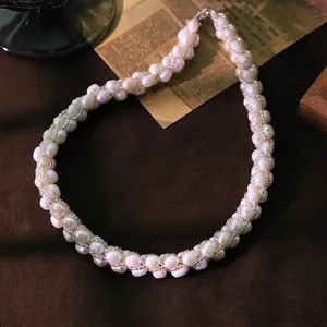 Handgemaakte ketting van natuurlijke witte parels met glazen kralen in luxe choker-stijl