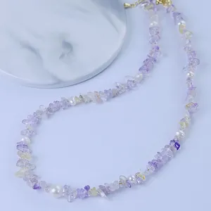 Collier fait main en éclats d'améthyste naturelle et perles d'eau douce raffiné
