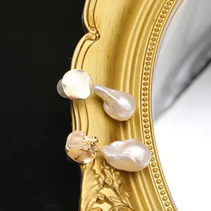 Eleganti orecchini a clip con perle barocche e design in metallo dorato vintage