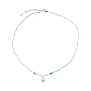 Élégant collier fait main avec perles de verre vertes et pendentif en perle naturelle.