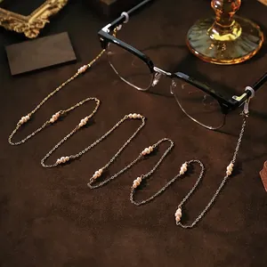 Elegante brilketting en halsketting met natuurlijke parels, minimalistisch goud.